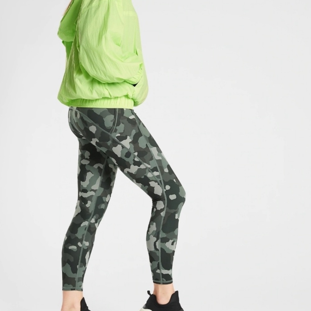 Athleta Lightning Camo 7/8 Tight Size Small